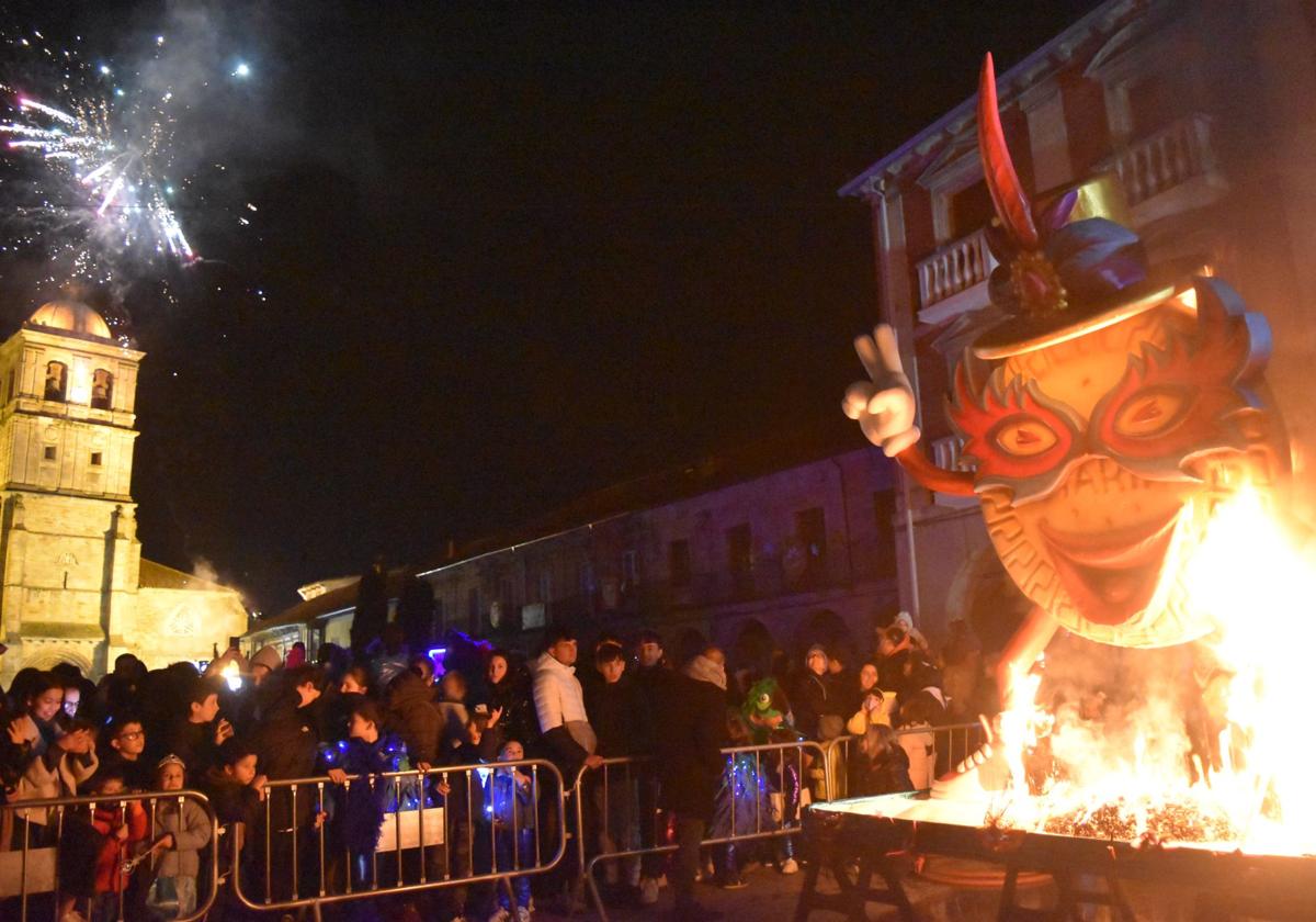 La galleta, en plena quema, observada por los vecinos de Aguilar.