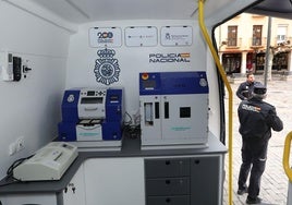 Interior de la furgoneta presentada hoy en la Plaza Mayor de Palencia.