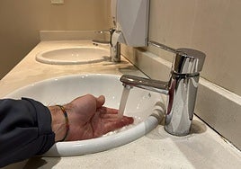 Grifo abierto en un aseo del Hospital Universitario Río Hortega.