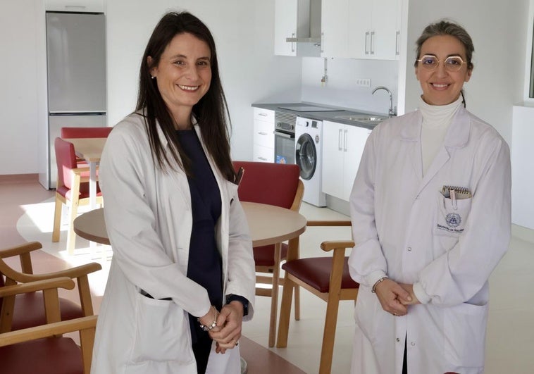 La directora de la residencia Cardenal Marcelo, Sonia Marbán, y la jefa de sección, Soraya Martín.