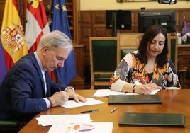 Ángel Miguel y Miriam Andrés, durante la firma de renovación del convenio.