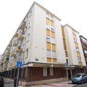 Exterior del bloque donde se ubica la vivienda okupada.