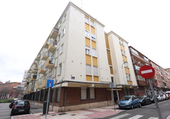 Exterior del bloque donde se ubica la vivienda okupada.