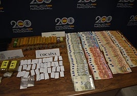 Dinero y droga que la Policía Nacional encontró en el establecimiento.