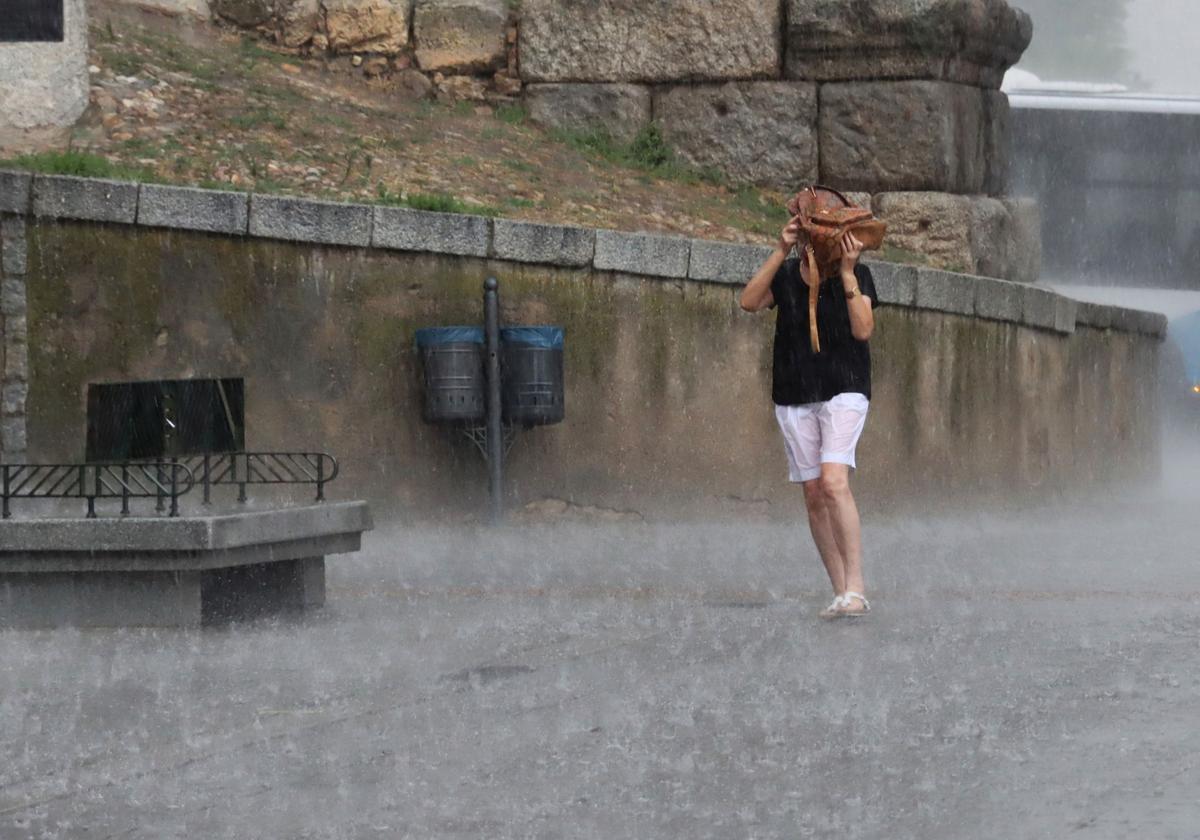 Tormenta en la plaza del Azoguejo durante el pasado verano.