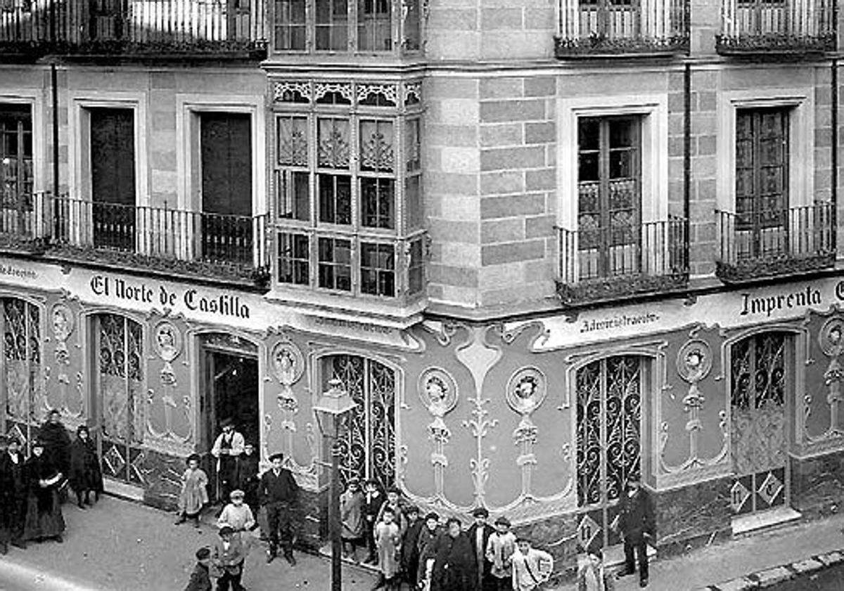 Imagen principal - Imágenes de la fachada y el patio interior cuando el edificio acogió a El Norte de Castilla.