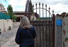 Una mujer en uno de los accesos a un alojamiento que funciona como vivienda de uso turístico (VuT).