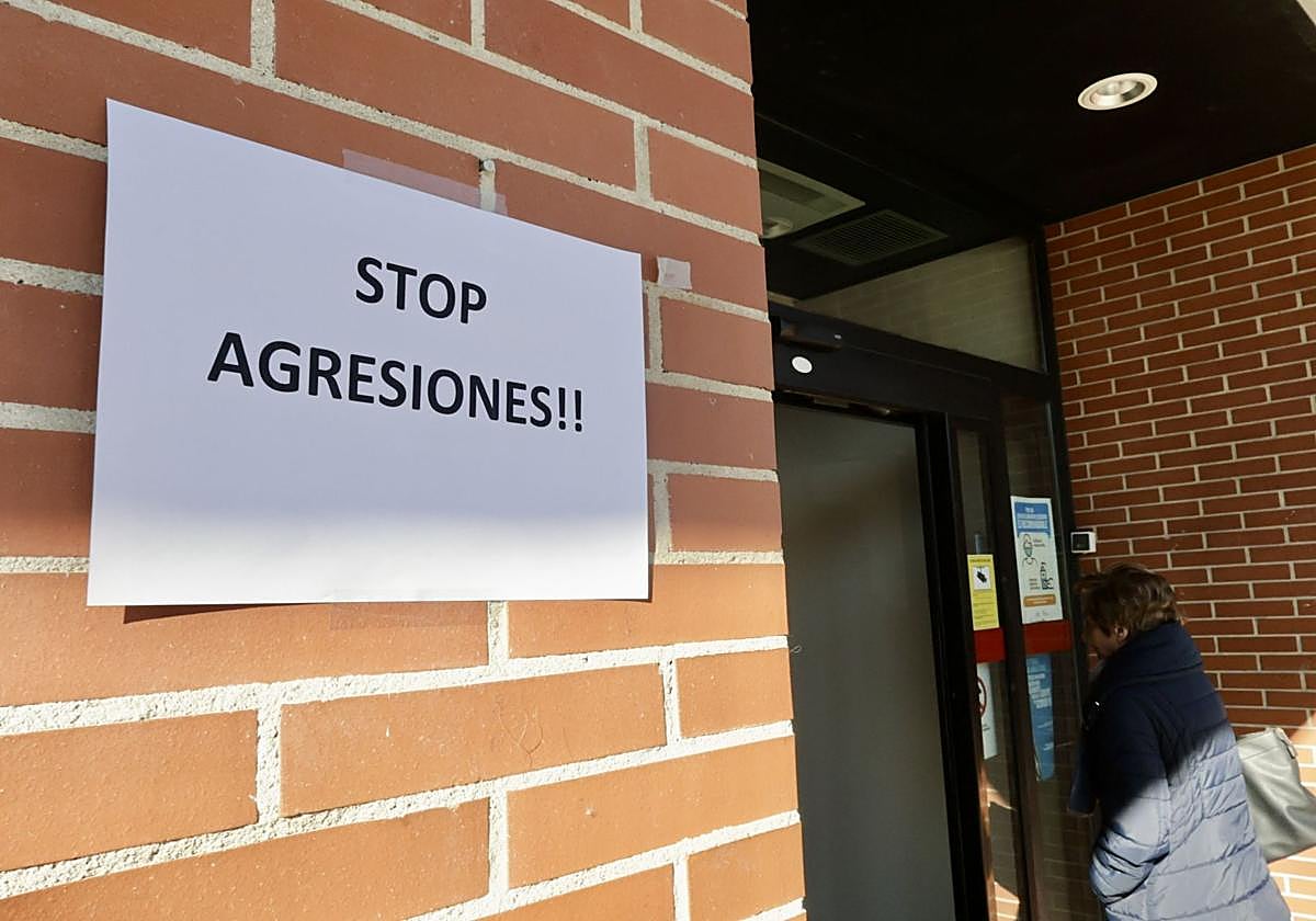 Cartel en el centro de salud de Laguna de Duero como repulsa a las agresiones al personal sanitario.