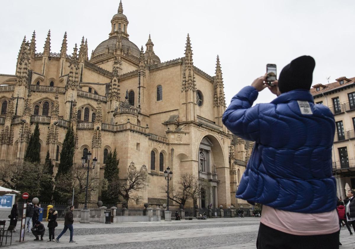 Un turista fotografía la Catedral.
