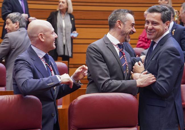 Saludo entre Raúl de la Hoz (PP) y David Hierro (VOX) en el pleno del Estatuto de Autonomía del encontronazo entre ambos partidos.