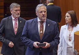 Caras largas de Carlos Pollán y los populares Francisco Vázquez y Rosa Esteban el viernes pasado, durante el acto institucional del aniversario del Estatuto de Autonomía.