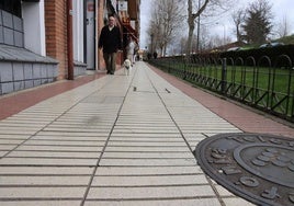 La asociación pide la sustitución de la baldosa que queda en tramo comercial de la carretera de Villacastín por ser resbaladiza.