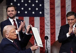 El presidente Trump sostiene una orden ejecutiva firmada este miércoles en presencia del vicepresidente J. D. Vance (i) y el presidente de la Cámara de Representantes, Mike Johnson (d).