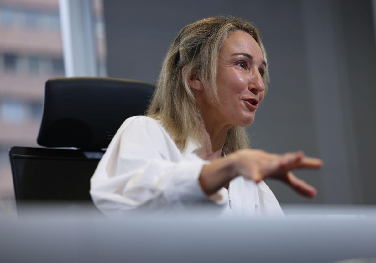 Imagen principal - Montserrat Rallo, durante la entrevista. 