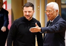 El presidente del Consejo Europeo, Antonio Costa, con Volodímir Zelenski en el inicio ayer de la cumbre europea sobre Ucrania.