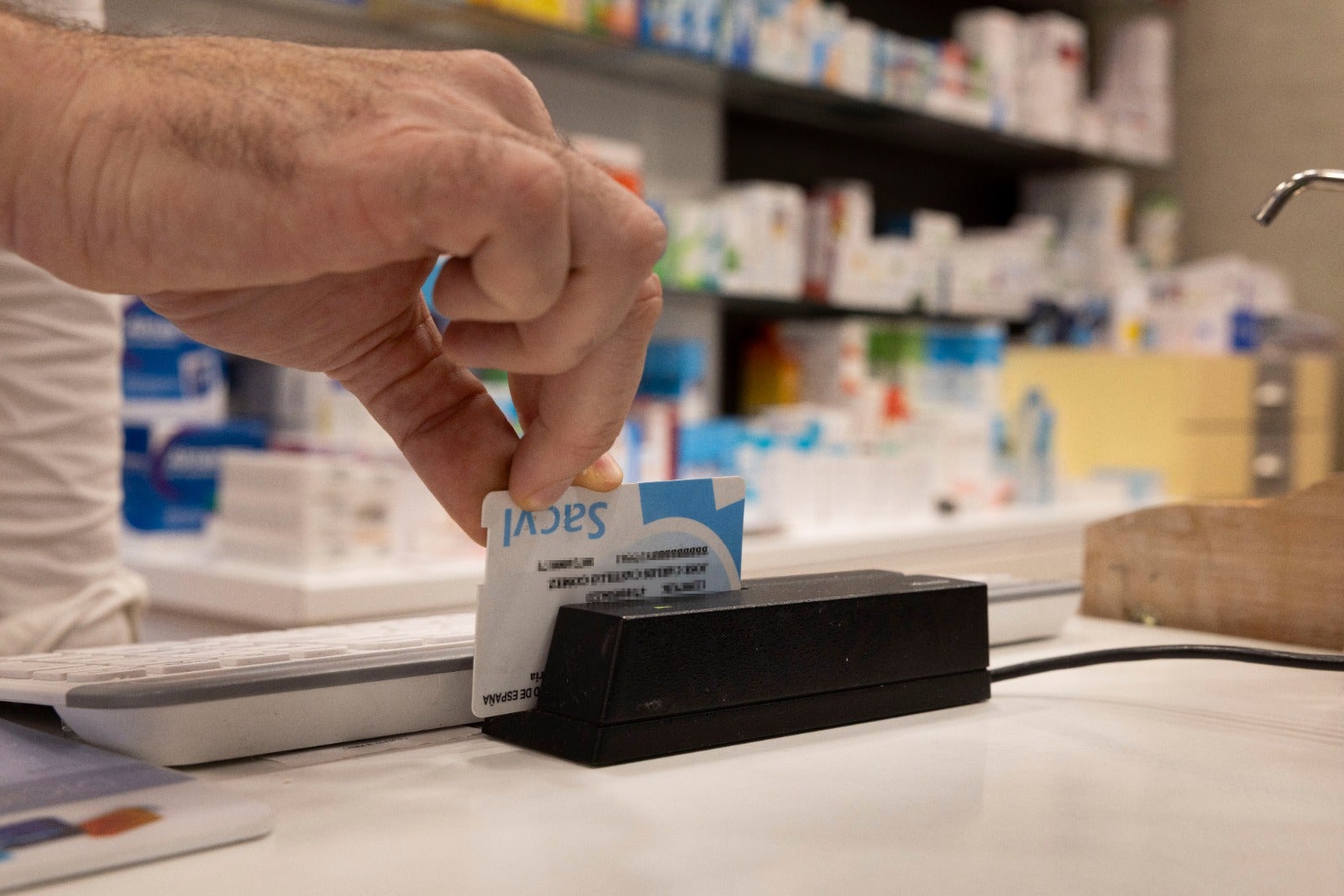 Un farmacéutico dispensa unos medicamentos mediante receta electrónica tras restablecerse el sistema.