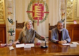 La concejala de Educación y Cultura, Irene Carvajal, y el escritor y periodista Carlos Aganzo.