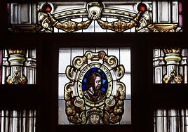 La vidriera que muestra el rostro del Conde Ansúrez, en el salón de recepciones del Ayuntamiento.