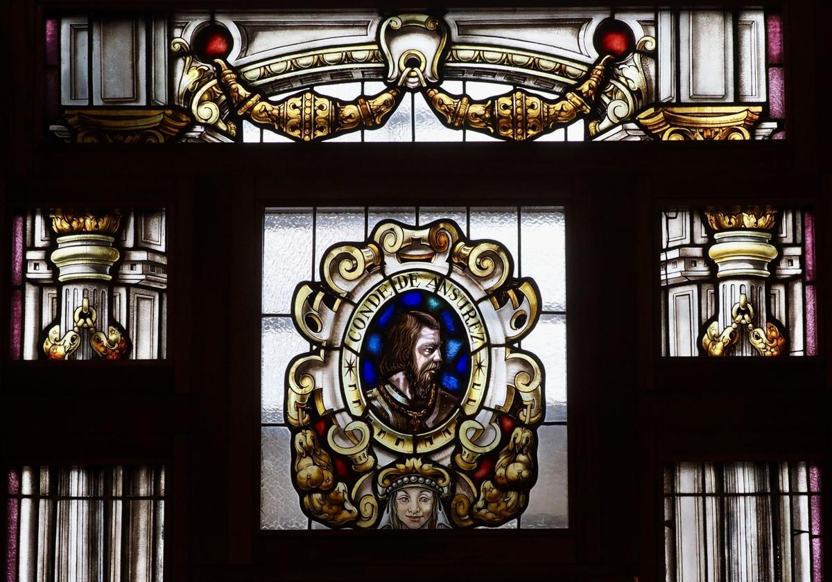 La vidriera que muestra el rostro del Conde Ansúrez, en el salón de recepciones del Ayuntamiento.