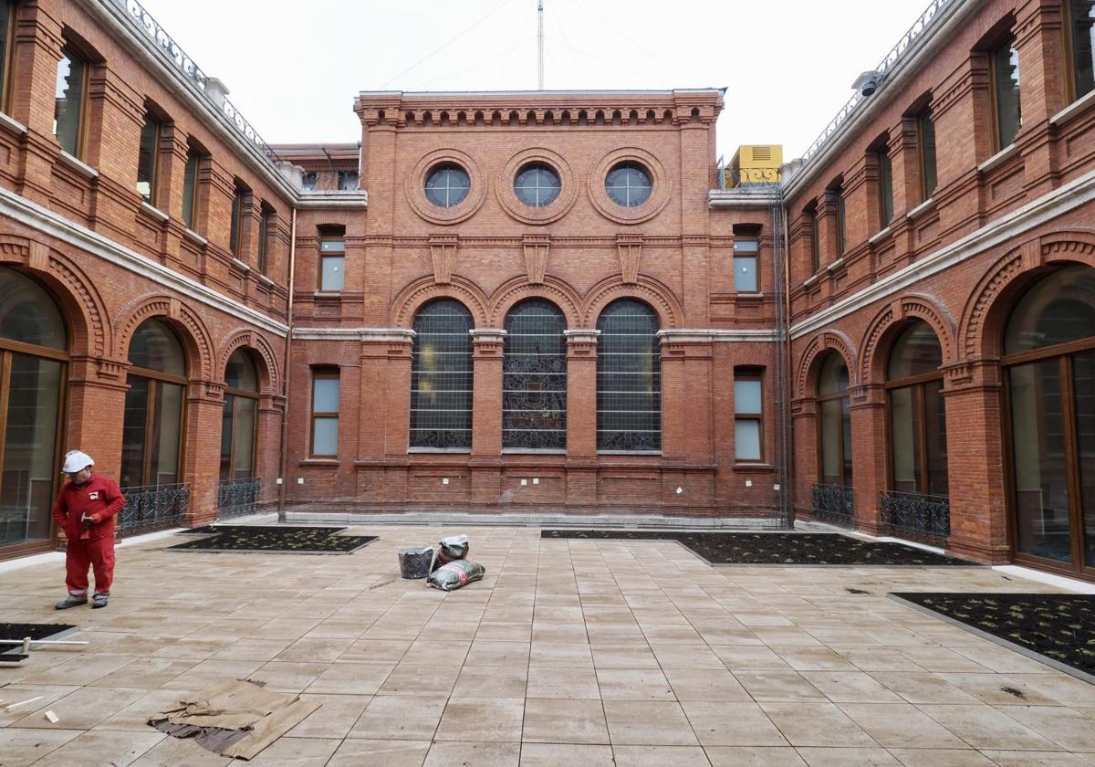 Los operarios rematan la restauración del patio central del Ayuntamiento, ubicado en la segunda planta de la Casa Consistorial.