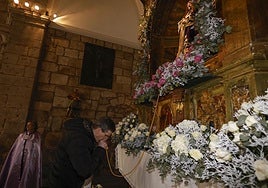Un devoto besa el cordón del Cristo de Medinaceli.