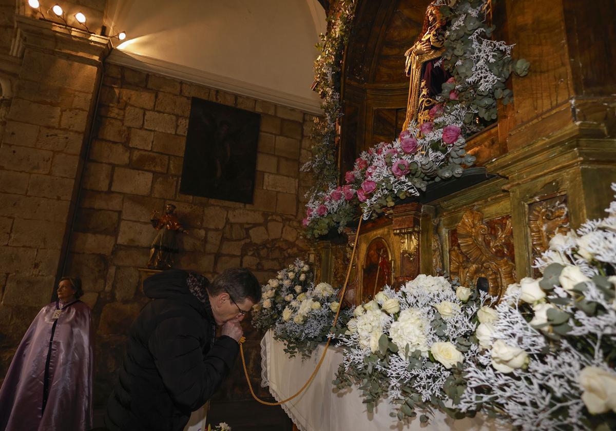 Un devoto besa el cordón del Cristo de Medinaceli.