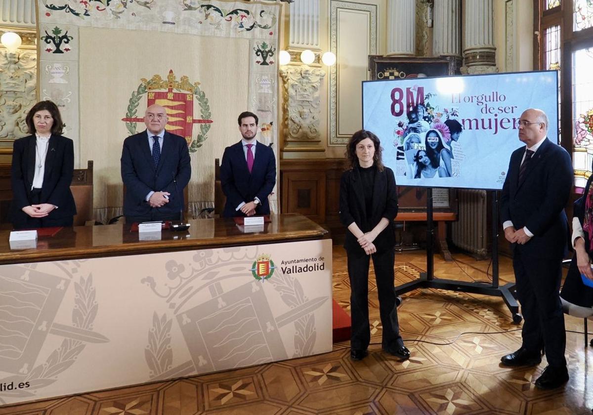 Rocio Arroyo, fundadora de Amadix, Jesús Julio Carnero y Rodrigo Nieto, durante el acto del 8M en el Ayuntamiento.