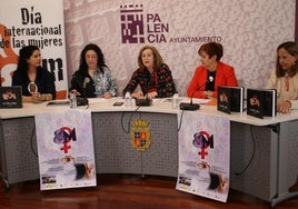 Las concejalas Rosario García y Mar Rodríguez, el jueves en la presentación.