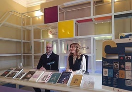 Mar Sancho, viceconsejera de Acción Cultural, con las obras de los diez finalistas.