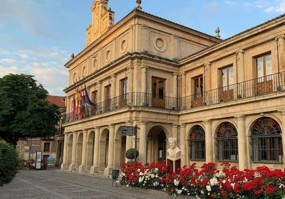 Fachada del Ayuntamiento de León en la plaza de San Marcelo.