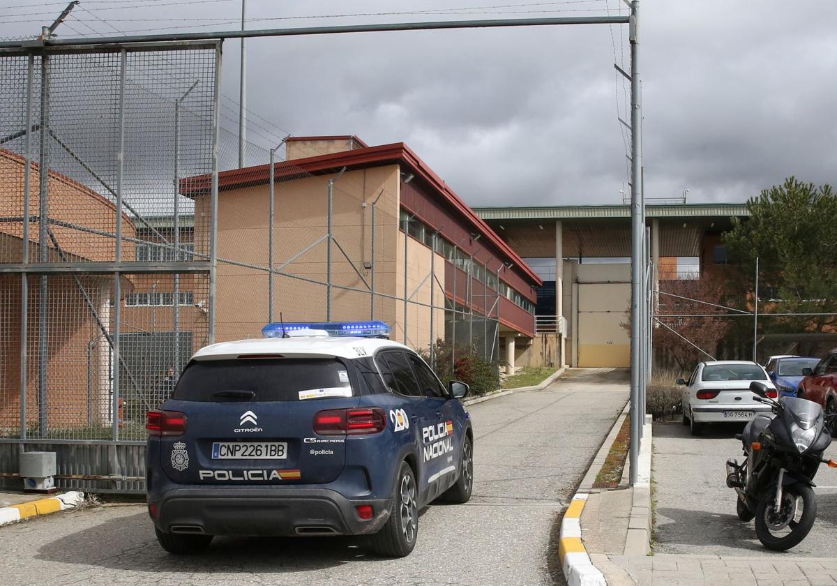 Un preso ataca con un 'pincho' a funcionarios de la cárcel de Segovia y quema su celda