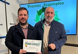Javier de la Iglesia, junto con su hijo Francisco, recogiendo el Premio Ecoempleo.