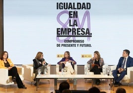 Participantes en una jornada sobre igualdad en la empresa celebrada este jueves en el Ministerio de Economía con motivo del 8M.
