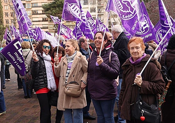 Concentración de delegados de UGT y CCOO con motivo del Día Internacional de la Mujer, este viernes en Valladolid.