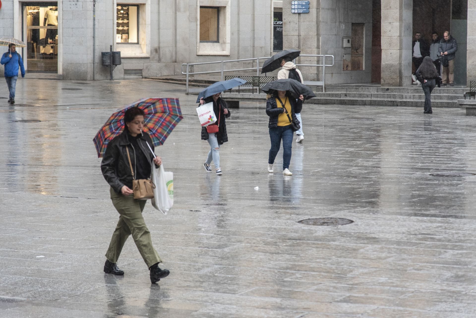 Fotos: el viento y la lluvia llegan a Segovia