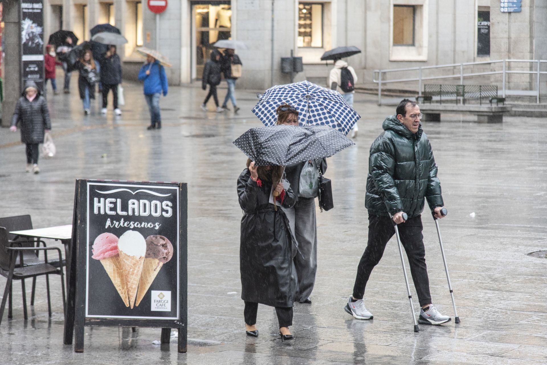 Fotos: el viento y la lluvia llegan a Segovia