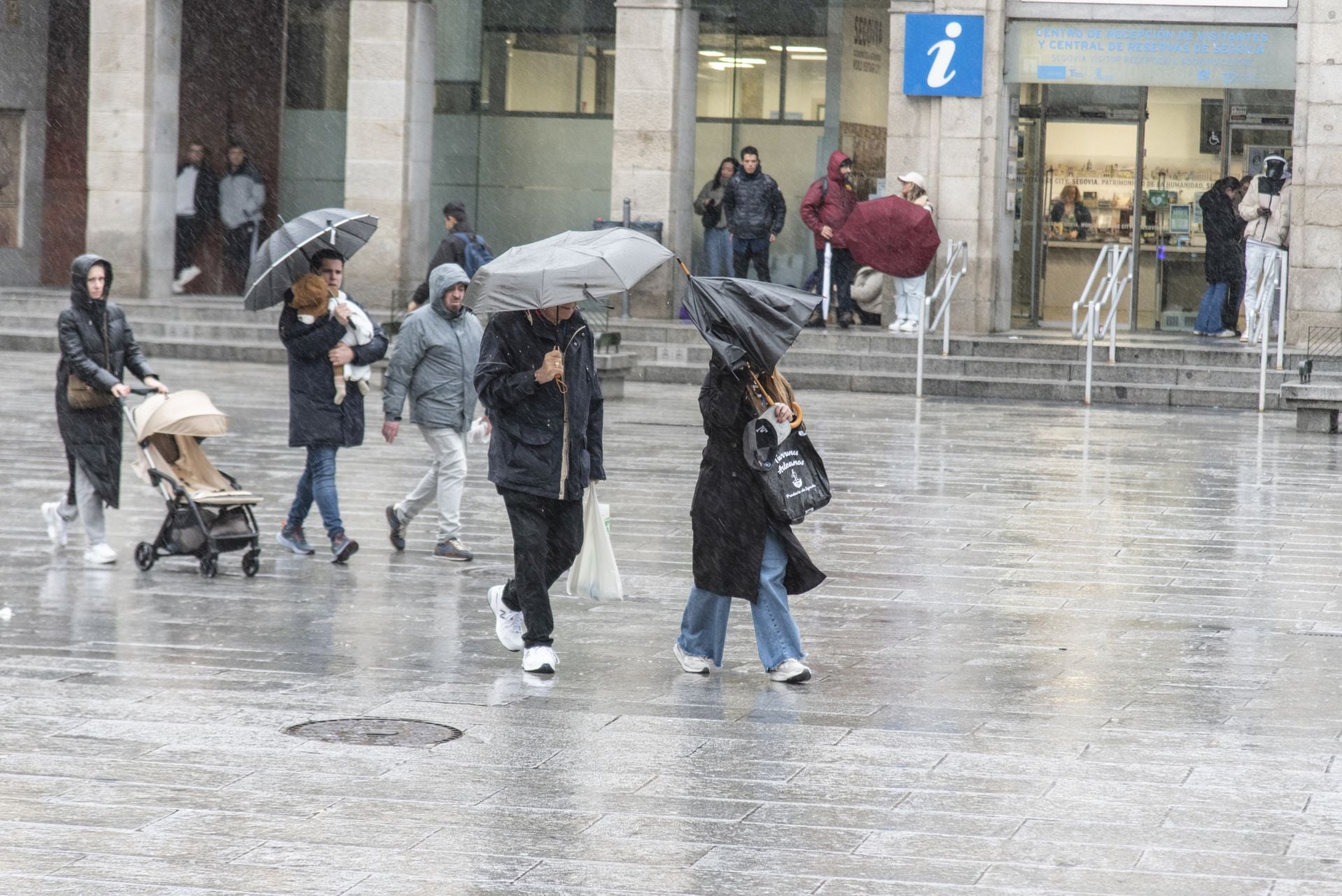 Fotos: el viento y la lluvia llegan a Segovia