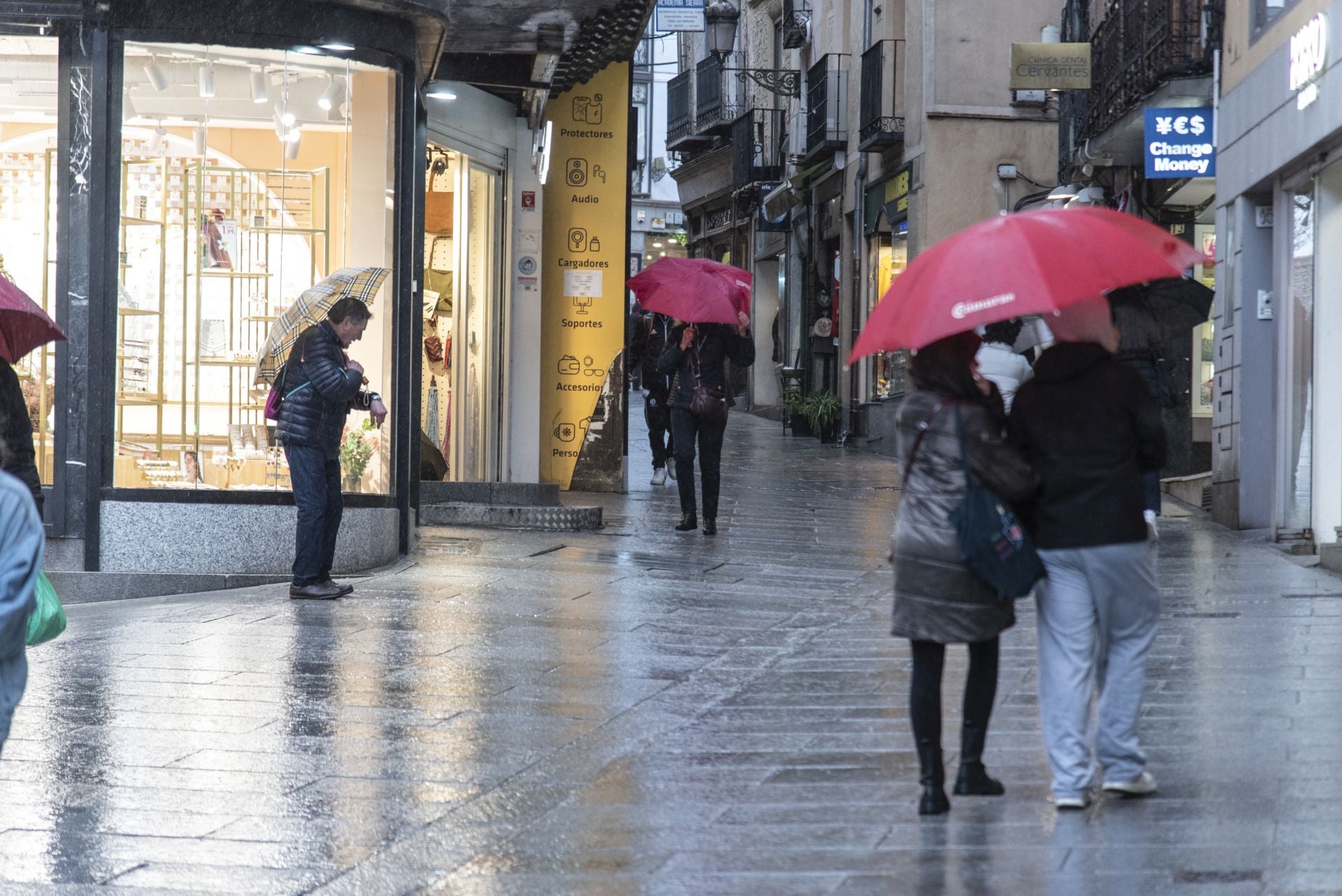 Fotos: el viento y la lluvia llegan a Segovia