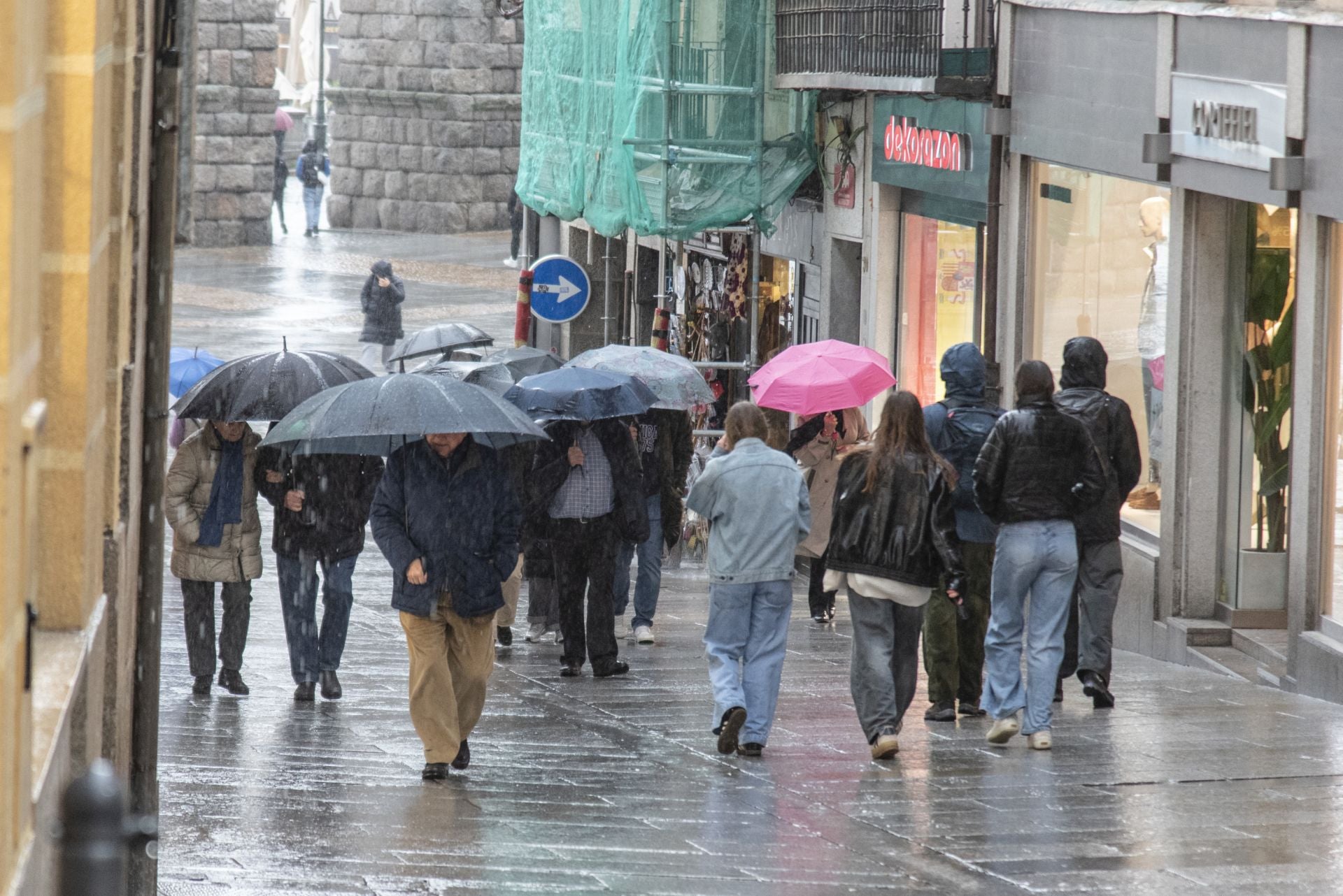 Fotos: el viento y la lluvia llegan a Segovia