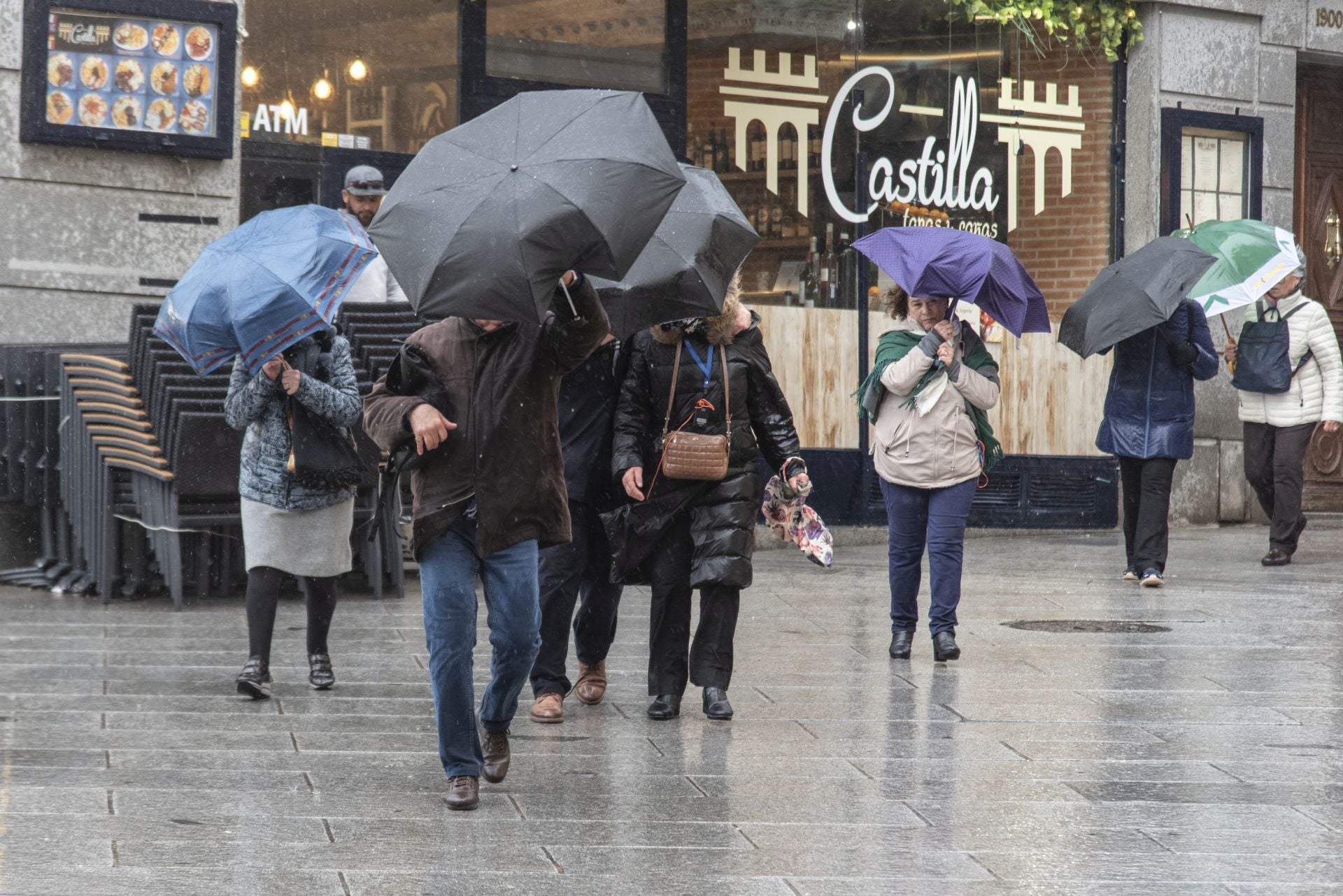 Fotos: el viento y la lluvia llegan a Segovia