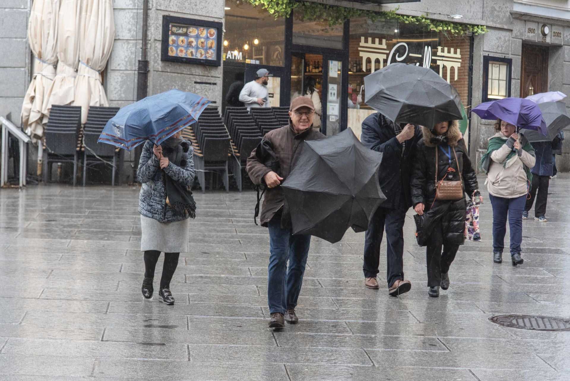Fotos: el viento y la lluvia llegan a Segovia