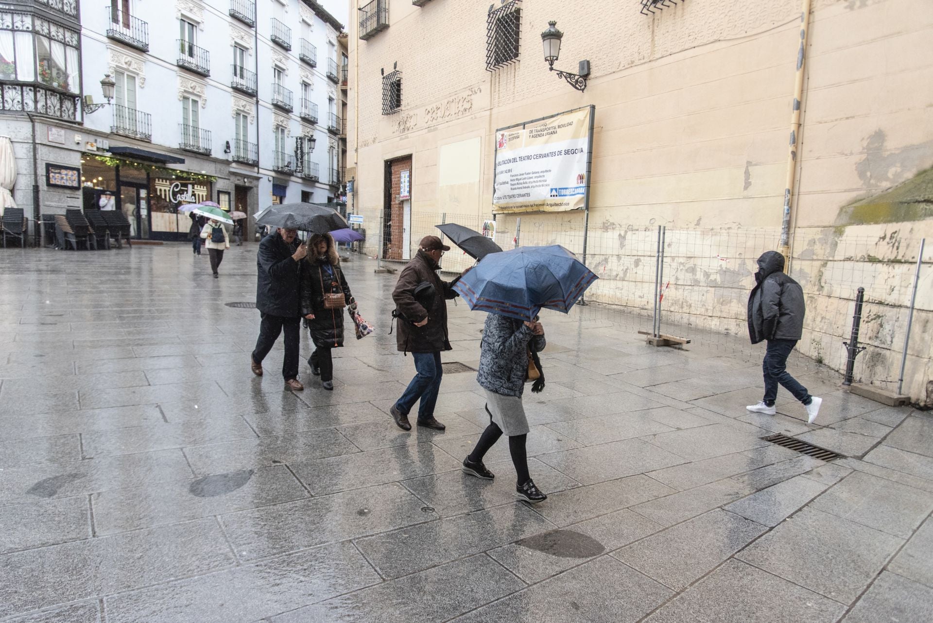 Fotos: el viento y la lluvia llegan a Segovia