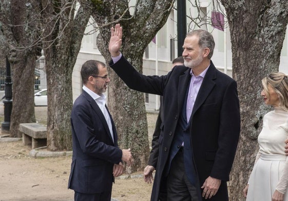 Felipe VI saluda a su llegada al Real Sitio de San Ildefonso.