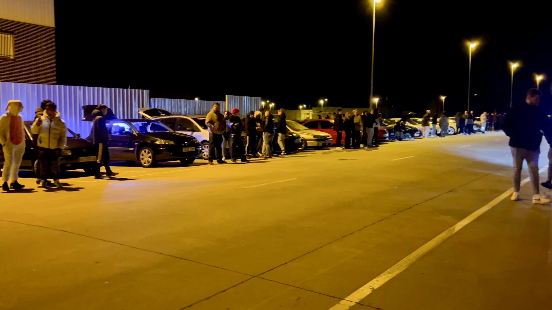 Las imágenes de la noche de carreras ilegales en Aldeamayor