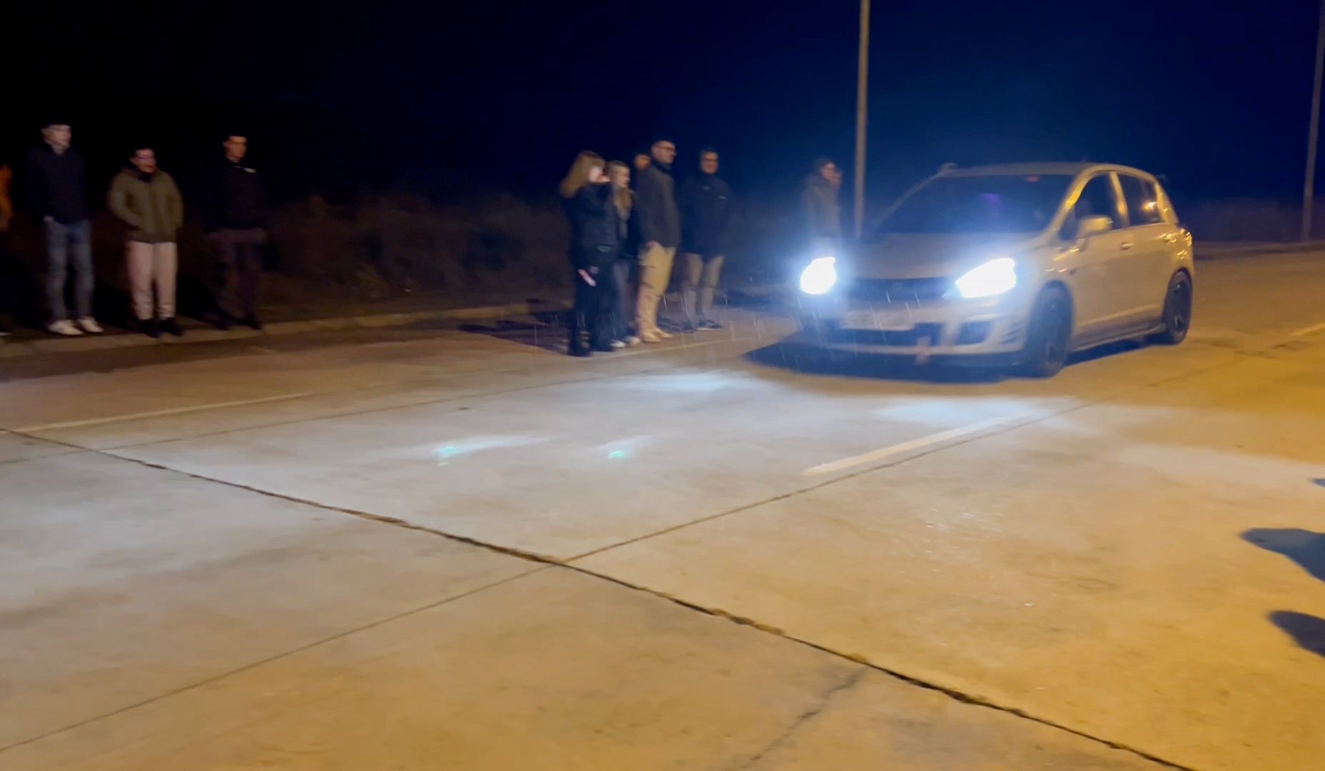 Las imágenes de la noche de carreras ilegales en Aldeamayor