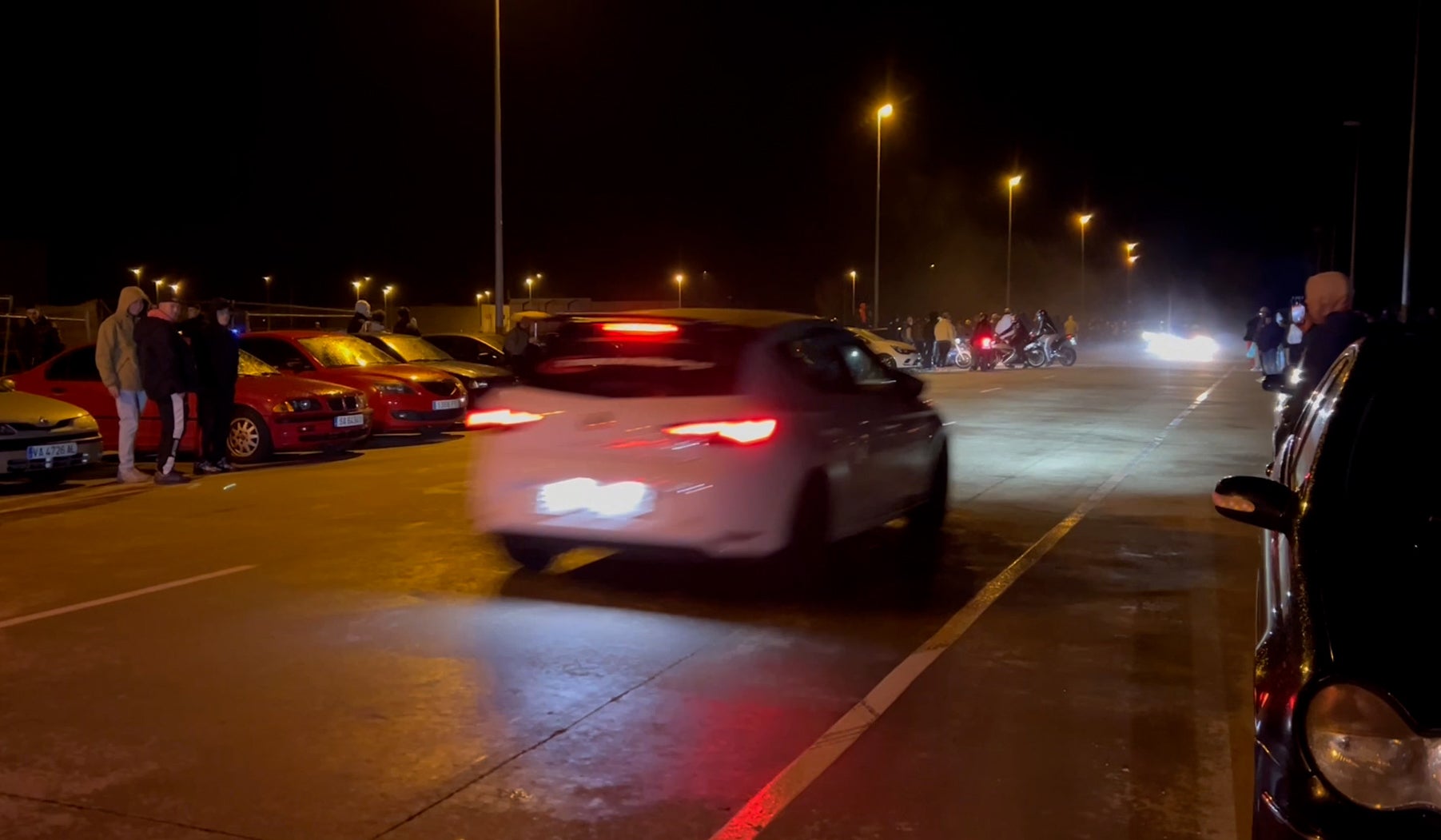 Las imágenes de la noche de carreras ilegales en Aldeamayor