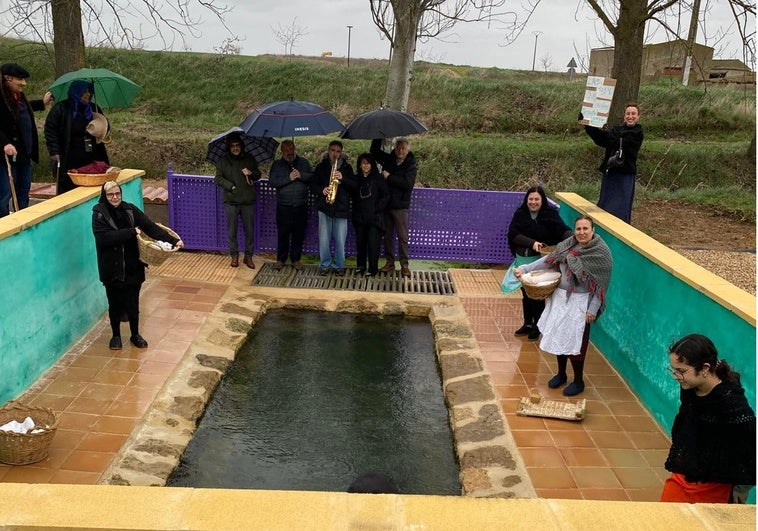 José Luis Gutiérrez tocó el saxofón junto a la fuente en presencia de algunas lavanderas