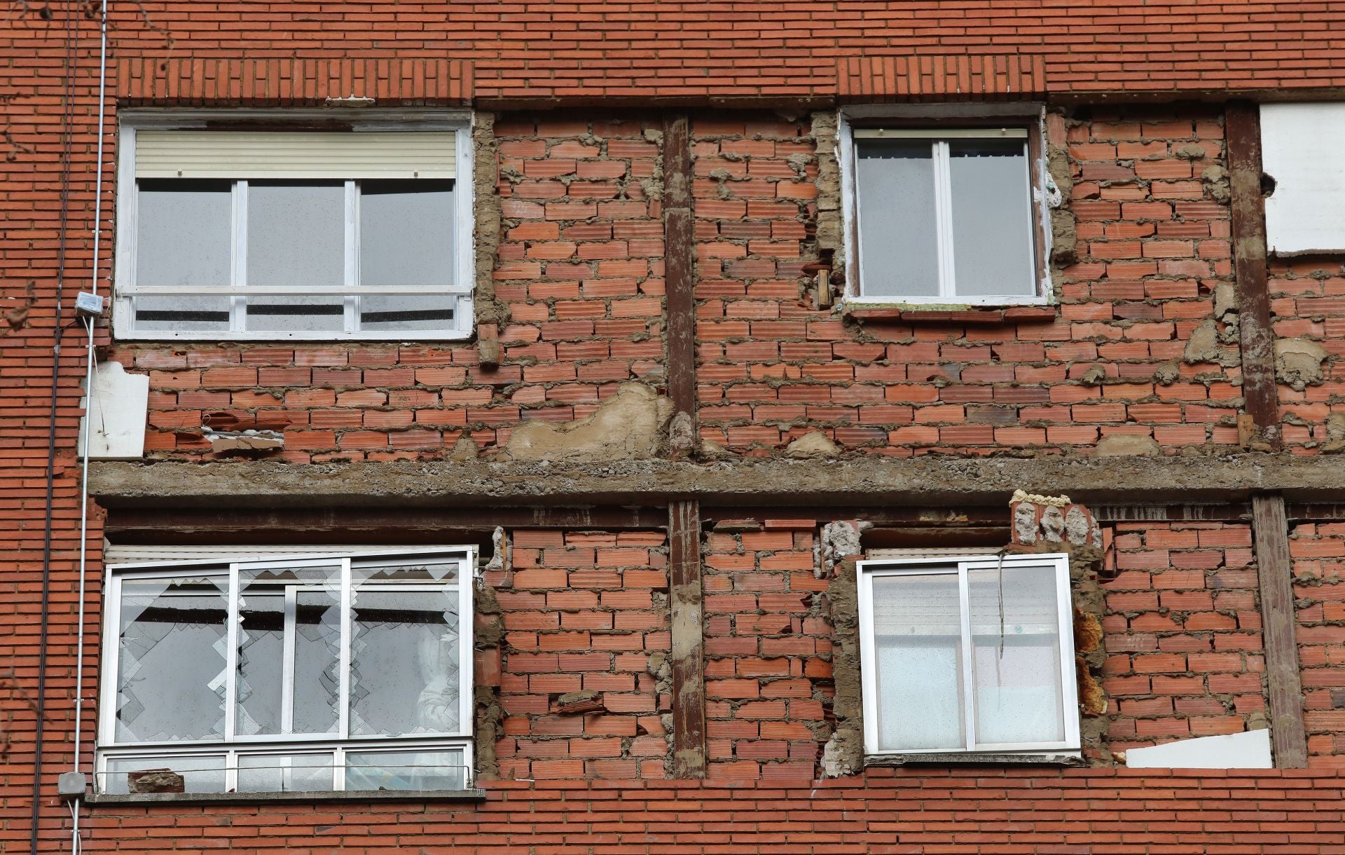 Así está la fachada de la calle Padilla tras el desprendimiento de cascotes y ventanas