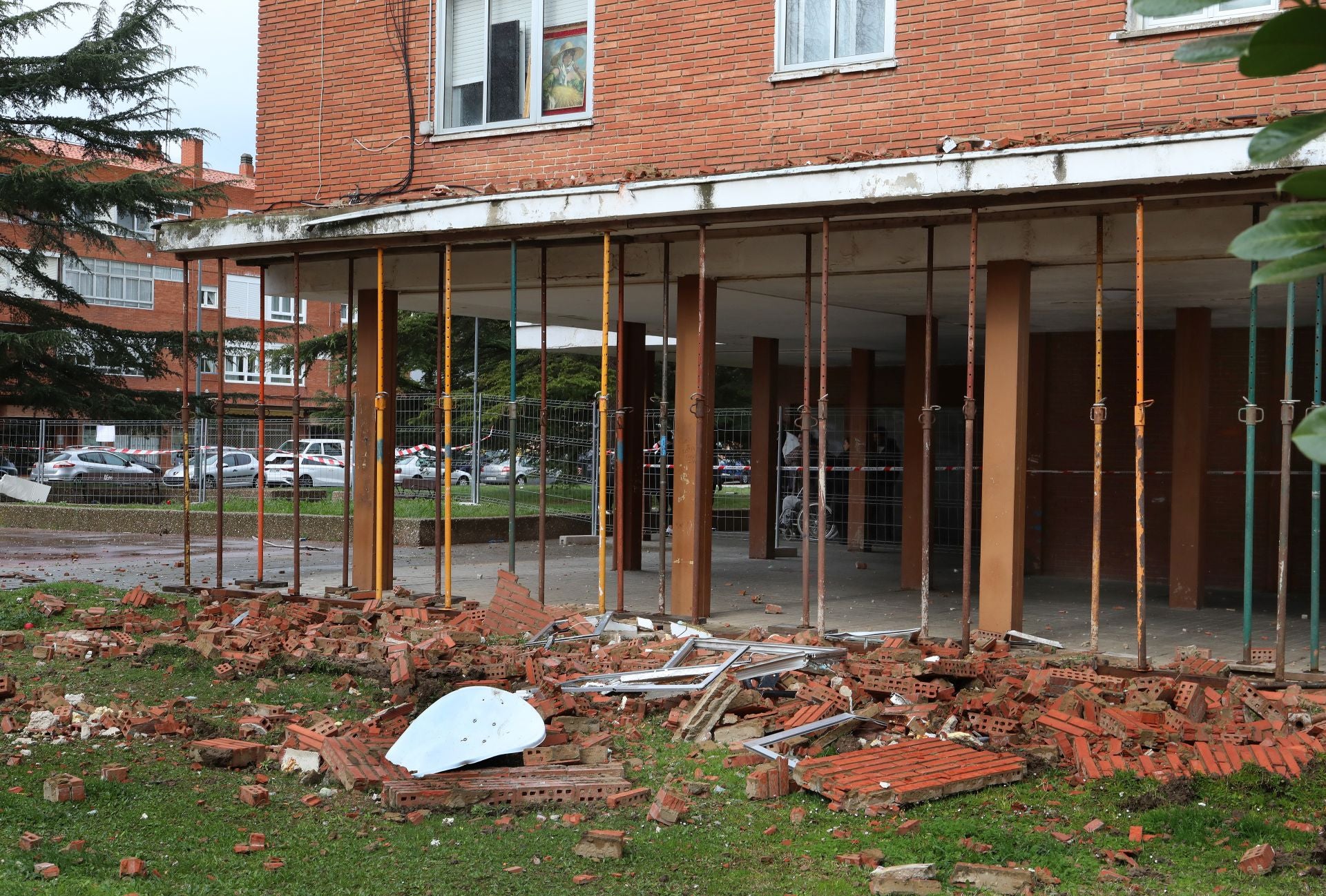 Así está la fachada de la calle Padilla tras el desprendimiento de cascotes y ventanas
