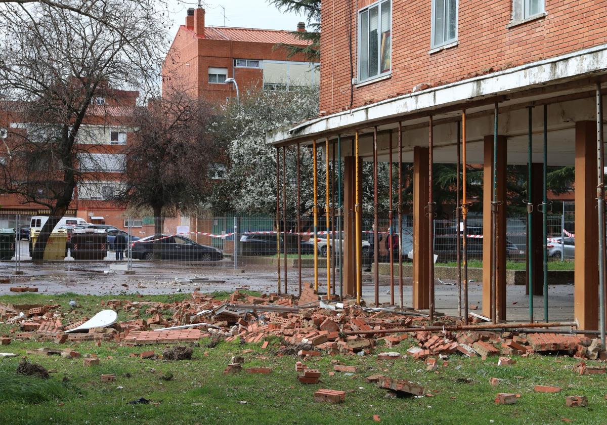 Así está la fachada de la calle Padilla tras el desprendimiento de cascotes y ventanas